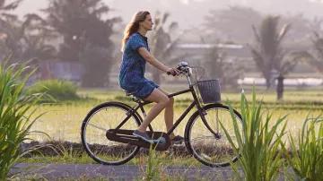 Les tennis Bensimon de Elisabeth Gilbert (Julia Roberts) dans Mange, Prie, Aime
