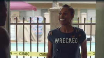 Le crop destroyed "Wrecked" de Issa Dee (Issa Rae) dans Insecure S02E03