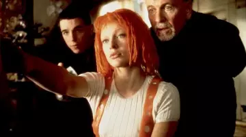 Les bre­telles orange de Lee­Loo Dal­las (Milla Jo­vo­vich) dans Le Cin­quième Élé­ment