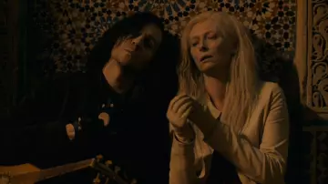 Les gants blancs en cuir de Eve (Tilda Swinton) dans Only Lovers Left Alive