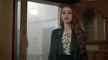 Le top à imprimé cerises de Cheryl Blossom (Madelaine Petsch) dans Riverdale S01E07