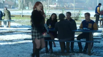 La jupe à carreaux de Cheryl Blossom (Madelaine Petsch) dans Riverdale S01E11