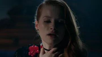 La broche cœur rouge de Cheryl Blossom (Madelaine Petsch) dans Riverdale S01E05