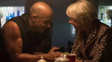 La veste leopard de Magdalene Shaw (Helen Mirren) dans Fast and Furious 8