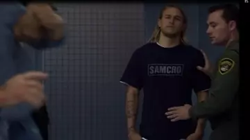 Le t-shirt bleu SAMCRO de Jax Teller (Charlie Hunnam) dans Sons of Anarchy S02E02