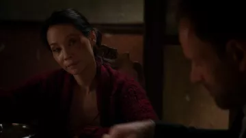 The vest bordeaux Joan Watson (Lucy Liu) in Elementary S04E06