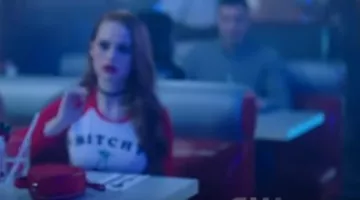 Le haut 'bitchy" cerises de Cheryl Blossom (Madelaine Petsch) dans Riverdale S01E08