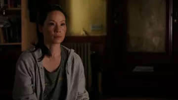 The hoody gray of Joan Watson (Lucy Liu) in Elementary S02E24
