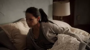 The sweatshirt hoody gray of Joan Watson (Lucy Liu) in Elementary S02E24