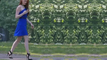 Les escarpins  Ferme Rouge 100 cutout leather Christian Louboutin de Cheryl Blossom (Madelaine Petsch) sur le tournage de Riverdale S02