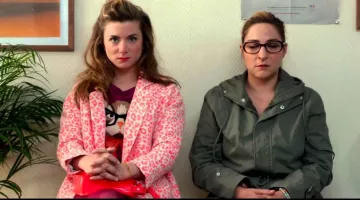 la veste léopard rose néon de Sophie (Sarah Suco) dans Joséphine s'arrondit
