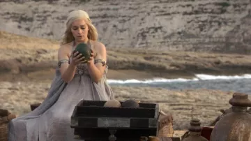 L'oeuf de dragon de Daenerys Targaryen (Emilia Clarke) dans Game of Thrones (le Trône de Fer) S01E01
