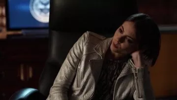 Le blouson couleur argent de Thea Queen (Willa Holland) dans Arrow S05E21