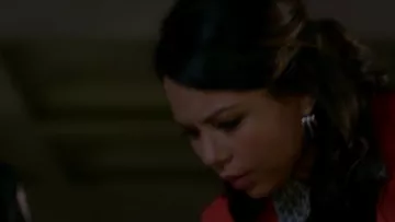 Pendientes puntiagudos de Mona Vanderwaal (Janel Parrish) en Pretty Little Liars