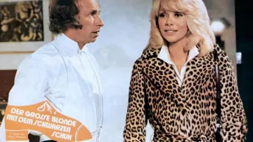 La gabardina de leopardo de Christine (Mireille Darc) en The Tall Blond with a Black Shoe