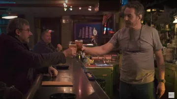 Le t-shirt Budweiser de Sal Nealon (Bryan Cranston) dans Last Flag Flying