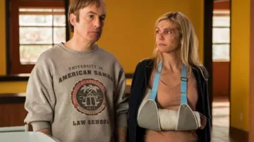 The sweatshirt University Of American Samoa Saul Goodman (Bob Odenkirk) in Better call Saul S03E10