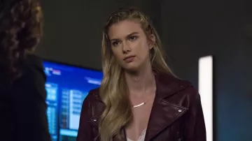 Chaqueta de cuero burdeos de Kirsten (Emma Ishta) en Stitchers S03E09