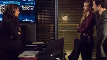 Chaqueta de cuero burdeos de Kirsten (Emma Ishta) en Stitchers S03E09