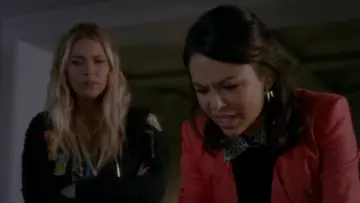 Les boucles d'oreille pointues de Mona Vanderwaal (Janel Parrish) dans Pretty Little Liars S07E15
