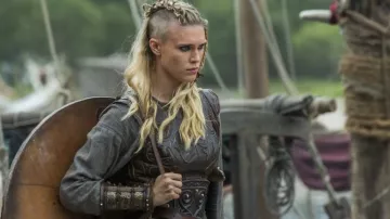 Le costume en cuir de Thorrun (Gaia Weiss) dans Vikings