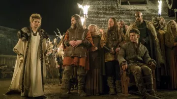 The gray fur of Lagertha (Katheryn Winnick) in Vikings S04E18