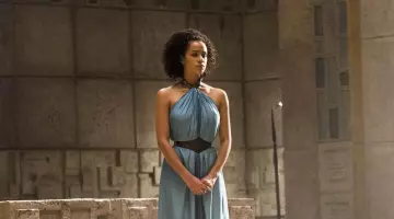 La robe bleue de Mis­san­dei (Na­tha­lie Em­ma­nuel) dans Game of Thrones S03E03