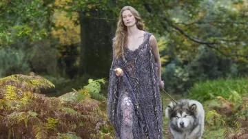 El vestido de red de Aslaug (Alyssa Sutherland) en Vikingos