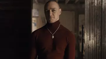 Le pull col roulé bordeaux de Kevin (James McAvoy) dans Split