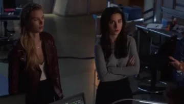 Chaqueta de cuero burdeos de Kirsten (Emma Ishta) en Stitchers S03E09