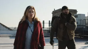 Chaqueta con capucha usada por Stupe (Dave Bautista) como se ve en los trajes de la película Bushwick