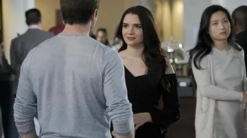 Le top noir Cinq a Sept de Jane Sloan (Katie Stevens) dans The Bold Type S01E09