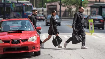 El auténtico Subaru WRX Limited rojo de 2006 por Baby/Miles (Ansel Elgort) en Baby Driver