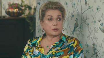 The pendant clover, Barbara (Catherine Deneuve) in Good Apple