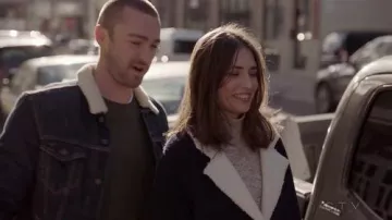 The coat of Sasha Barinov (Karolina Wydra) in Quantico S02E17