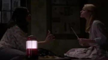 The skirt of Shelby Wyatt (Johanna Braddy) in Quantico S02E02