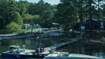 La mise à l'eau du "Blue Cat Lodge" dans Ozark