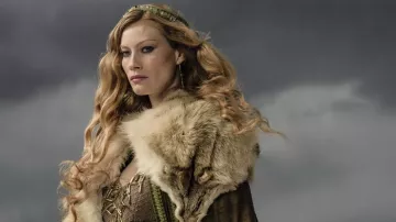 Pendientes de Aslaug (Alyssa Sutherland) en Vikings temporada 4
