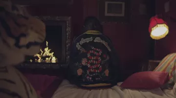 The Gucci Mixed Bomber en el video musical de Gville de mister V