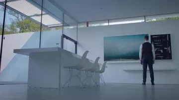 Sillas de diseño inspiradas en Eiffel de la casa de Michael Bryce (Ryan Reynolds) en Hitman & Bodyguard