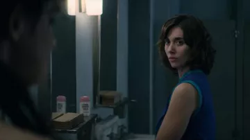 Le déodorant Mennen Lady Speed Stick de Ruth (Alison Brie) dans Glow S01E08