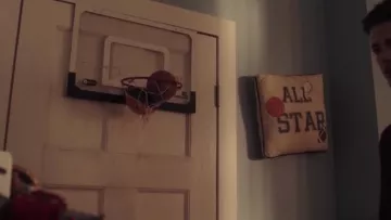 el aro de baloncesto en la habitación de Barry Allen (Grant Gustin) en Flash S02E21