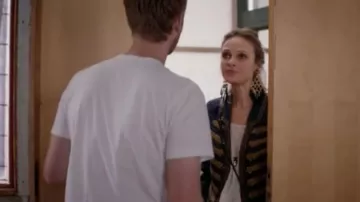 La veste militaire Free People de Phoebe Wells (Beau Garrett) dans Girlfriends's Guide To Divorce S04E02