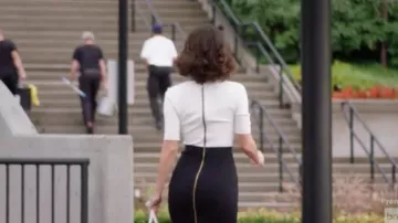 La robe Ted Baker de Delia (Necar Zadegan) dans Girlfriends' Guide To Divorce S04E01