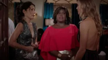 The pouch Alexander McQueen Abby McCarthy (Lisa Edelstein) in Girlfriend''s Guide To Divorce S0401