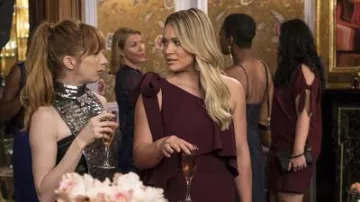 Traje de Kelsey Peters (Hilary Duff) Elie Saab en Younger S04E10