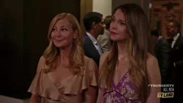 La robe Marc Jacobs de Liza Miller (Sutton Foster) dans Younger S04E10