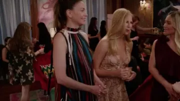 La robe Adam Selman de Liza Miller (Sutton Foster) dans Younger S04E10