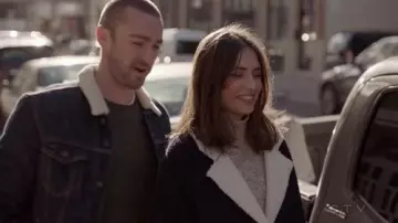 The coat of Sasha Barinov (Karolina Wydra) in Quantico S02E17