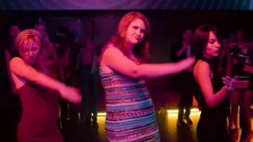 The striped dress of Alice (Jillian Bell) #Worst night rough night